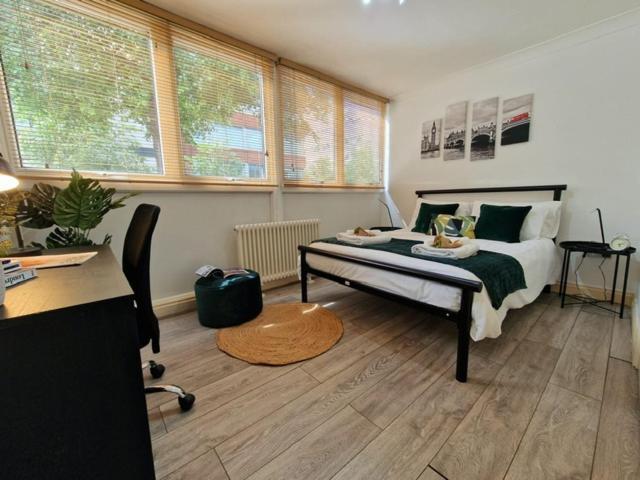 2 Bedrooms Flat In Great Location! Londres Exterior foto